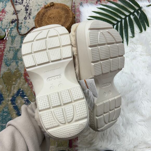 NEW CROCS Cream Plush Stomp Lined Quilted Clogs in Stucco Mens 9 Womens 11 - Picture 7 of 9